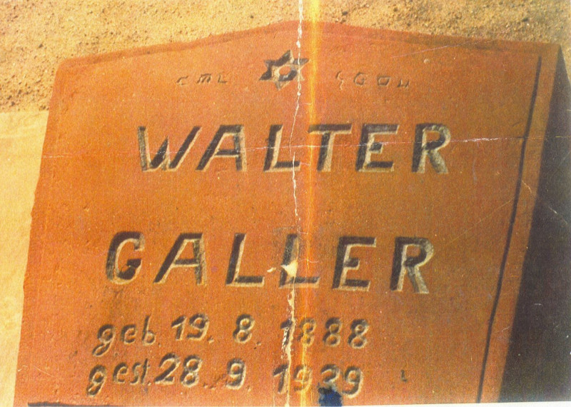 Galler sírköve, amelyről időközben eltávolították a pészachra kóser szöveget
